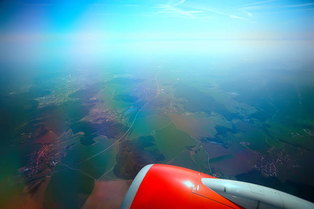 飞机的陆地和机翼鸟瞰图, 从飞机机舱鸟瞰, 空运概念