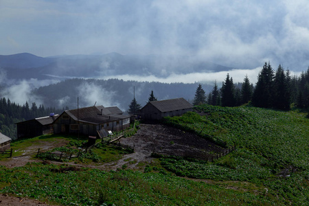 喀尔巴泰山脉的木屋引发雾