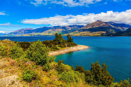 巨大的风景如画的湖泊与绿松石水。异国情调的旅行到南海岛, 新西兰. 活动生态旅游理念