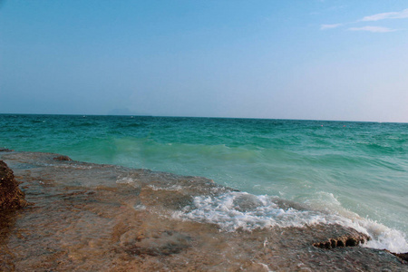 波浪用泡沫拍打着海岸