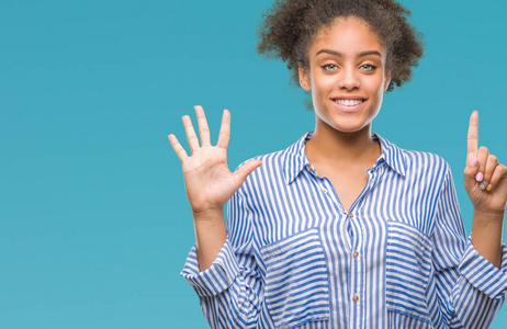 年轻的美国黑人妇女在孤立的背景显示和指向手指数六, 而微笑着自信和快乐