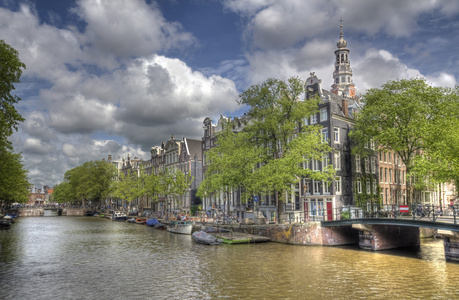 在阿姆斯特丹运河