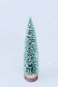 背景浅蓝色圣诞树