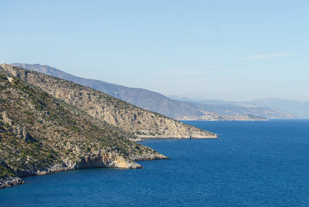 夏天在希腊的时间。温暖天气下, 美丽的希腊海岸线与海岸相邻