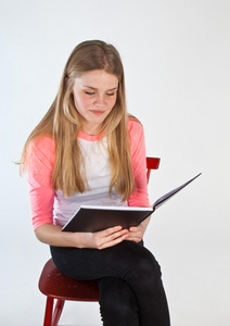 斯堪的纳维亚可爱的年轻女孩，读一本书