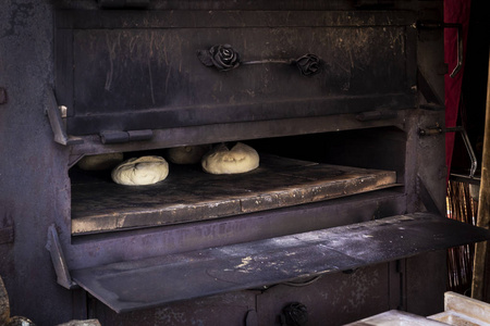 面包面团球发酵和等待放入烤箱在市场摊位