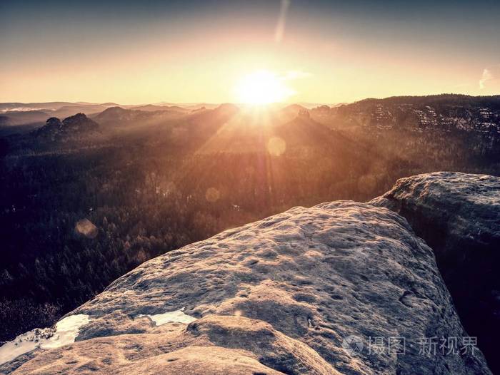 阳光明媚的景色笼罩在岩石公园的薄雾谷徒步旅行