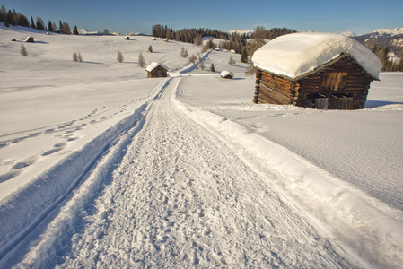 在冬天雪背景的木头小屋小屋