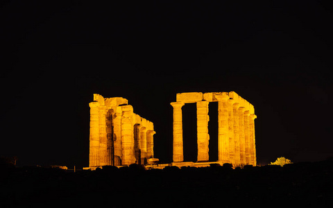 夜场面废墟古庙海神, 希腊海的上帝。希腊 Sounion 角