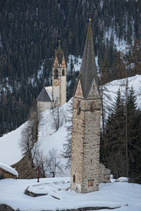 在冬天的山教堂图片