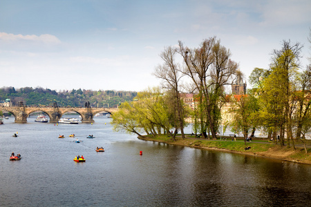 捷克共和国。布拉格。游艇和双体船的伏尔塔瓦河河畔