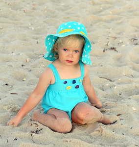 可爱的蹒跚学步的女孩，在沙滩上