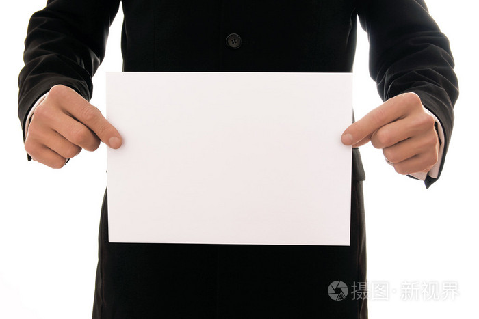 男子手持一张白色纸