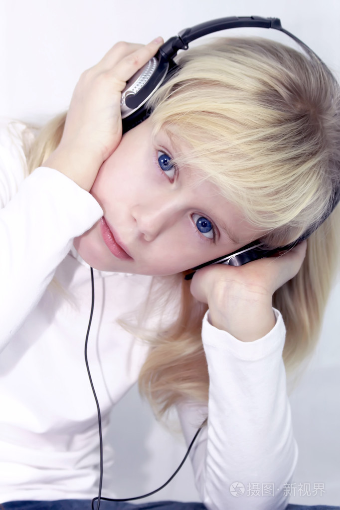 十几岁的女孩在听音乐