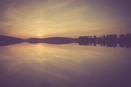老式的湖日落的照片