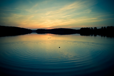 老式的湖日落的照片