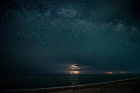 雷雨夜晚星光灿烂的夜晚, 在海面上雷雨和闪电照片