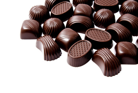 各种各样的巧克力糖果孤立在一张白纸