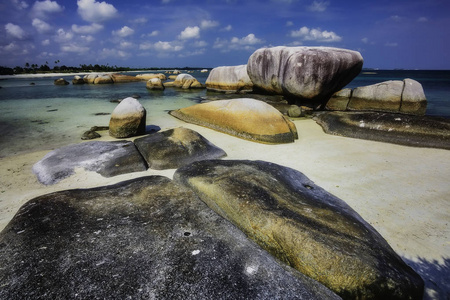 从我这里可以看到坦戎汀吉海滩上的一群大石头