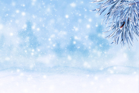 冬天的风景与雪。圣诞节背景与冷杉分支和圣诞球。圣诞快乐, 新年贺卡, 带复制空间