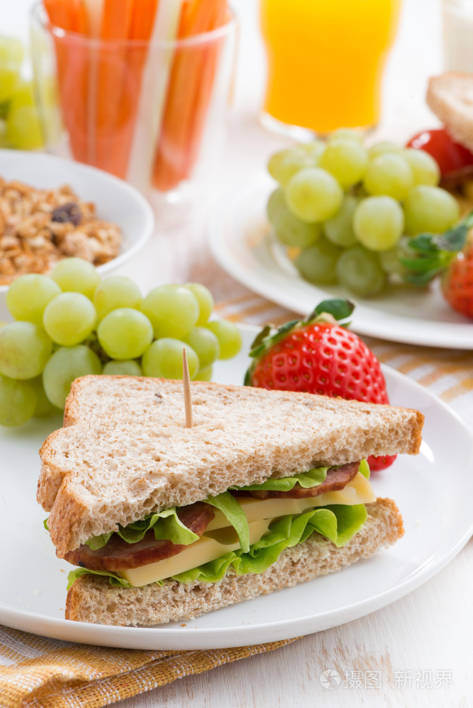新鲜水果和蔬菜,附近的健康学校早餐