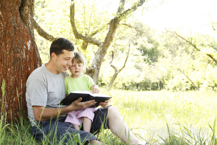 年轻的父亲与他的小女儿读圣经 》