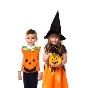 可爱的小孩子装扮成女巫和杰克 o 灯笼万圣节白色背景