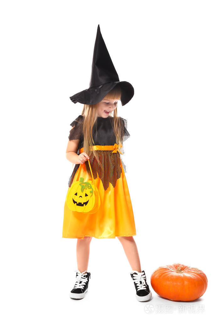 可爱的小女孩装扮成女巫万圣节白色背景
