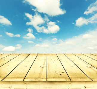 木板在一片蓝天