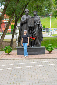 建筑学修道院沙德还2018.Sergiev 沙德还, 妇女在纪念碑的背景下