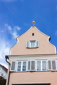 在南德国巴伐利亚的历史屋顶城市门面在深蓝色天空下的夏日阳光明媚的一天