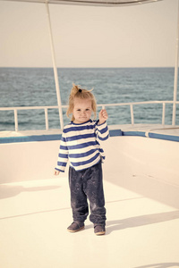 游艇在海上的衬衣，裤子上时髦的小宝贝男孩
