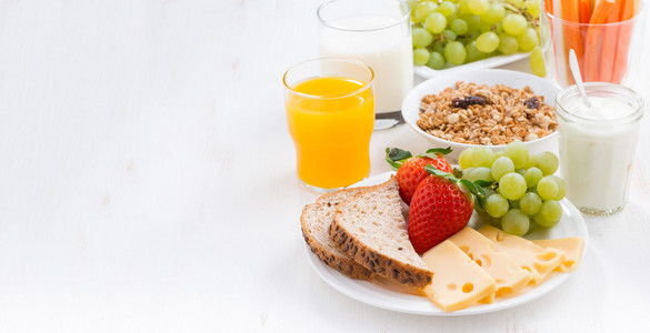 用新鲜的水果和蔬菜的健康和营养早餐