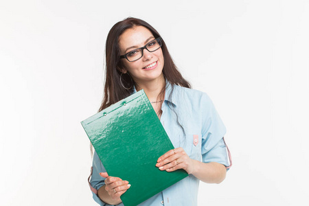 年轻女学生与绿色文件夹是站立在白色背景