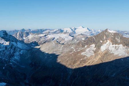 秋季远足到大维斯巴赫峰在 glocknergruppe hohe tauern 在奥地利从卡普伦周围 mooserboden 水