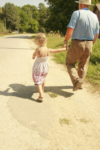 祖父与孙女步行沿这条路