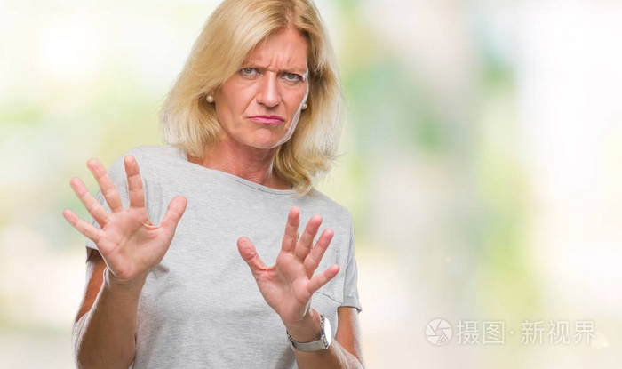 中年金发女人在孤立的背景下反感表达, 不高兴和害怕做厌恶的脸, 因为