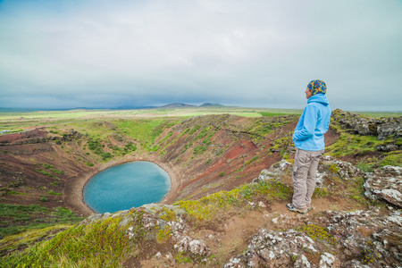 在圆形火山口湖