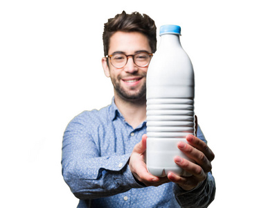 年轻人提供一瓶牛奶查出的白色背景