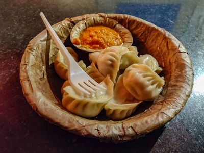 蒸汽 momo 在带塑料叉子的叶盘中使用