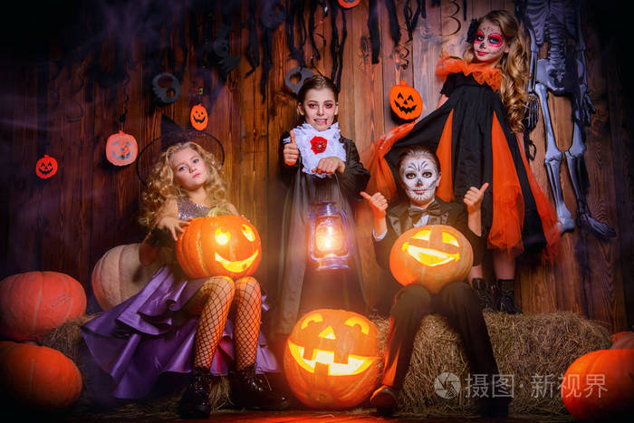 有趣的孩子在万圣节嘉年华服饰.用南瓜万圣节晚会