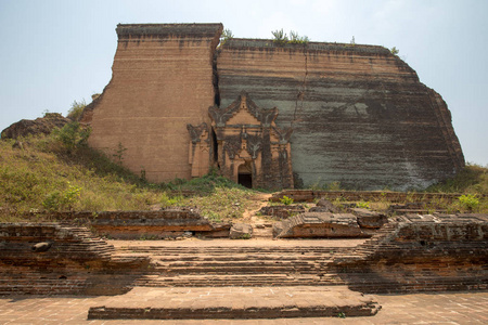 在亚洲的一座古老的寺庙, 在群山之间祈祷佛陀
