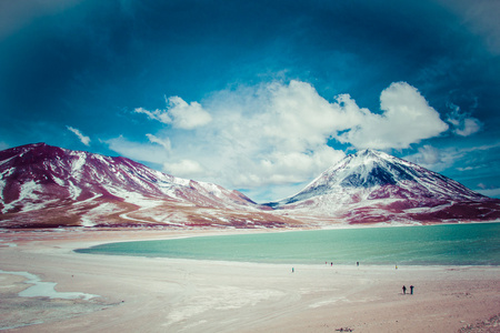 沙漠和山区在蓝蓝的天空和洁白的云朵上高原，玻利维亚