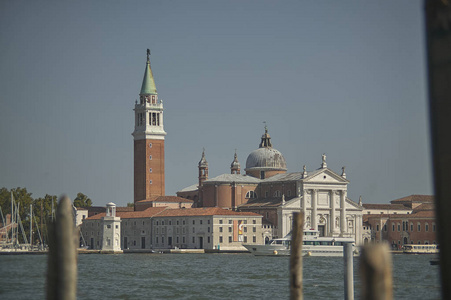 威尼斯的一个小岛上的一座教堂的景色照片