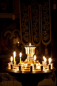 蜡烛和燃烧在教会里的一盏灯