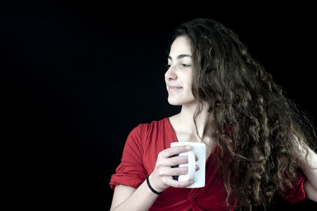 年轻女性拿着一杯咖啡