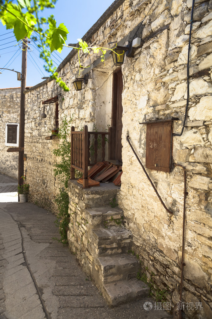 老石头台阶的古老的房子