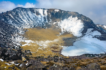 最高的火山在韩国济州岛火山口照片