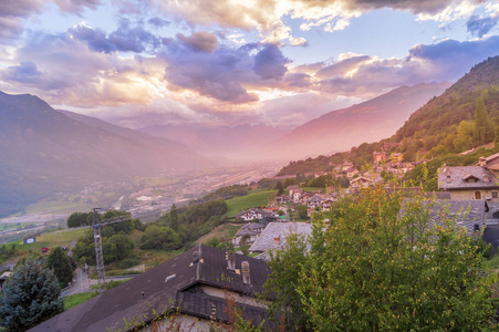 日落在意大利阿尔卑斯山。Colorfull 天空