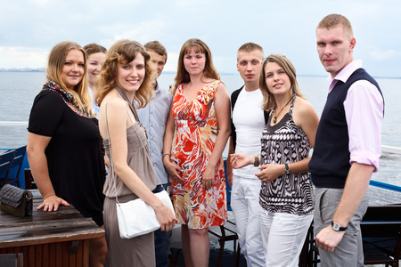 青年组的八人站在一起,看着相机.c照片